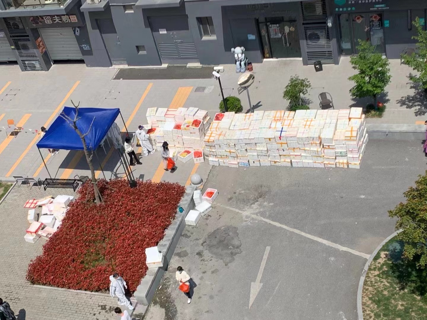 生活物资保障正在逐渐改善