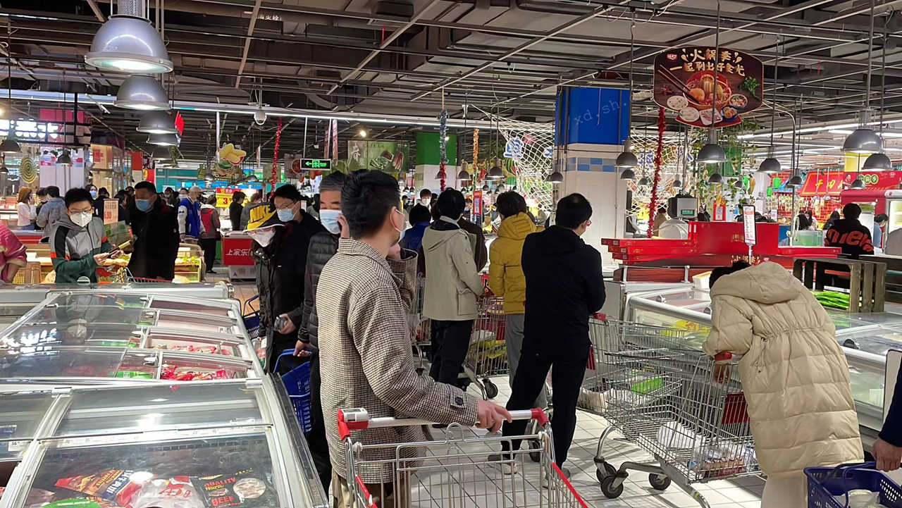 最后的疯狂:等晚上超市差不多要关门了政府发通告给4小时囤吃的。民生?摆最后就行了,乌纱帽最重要。2022.3.27 ©xd.sh.cn