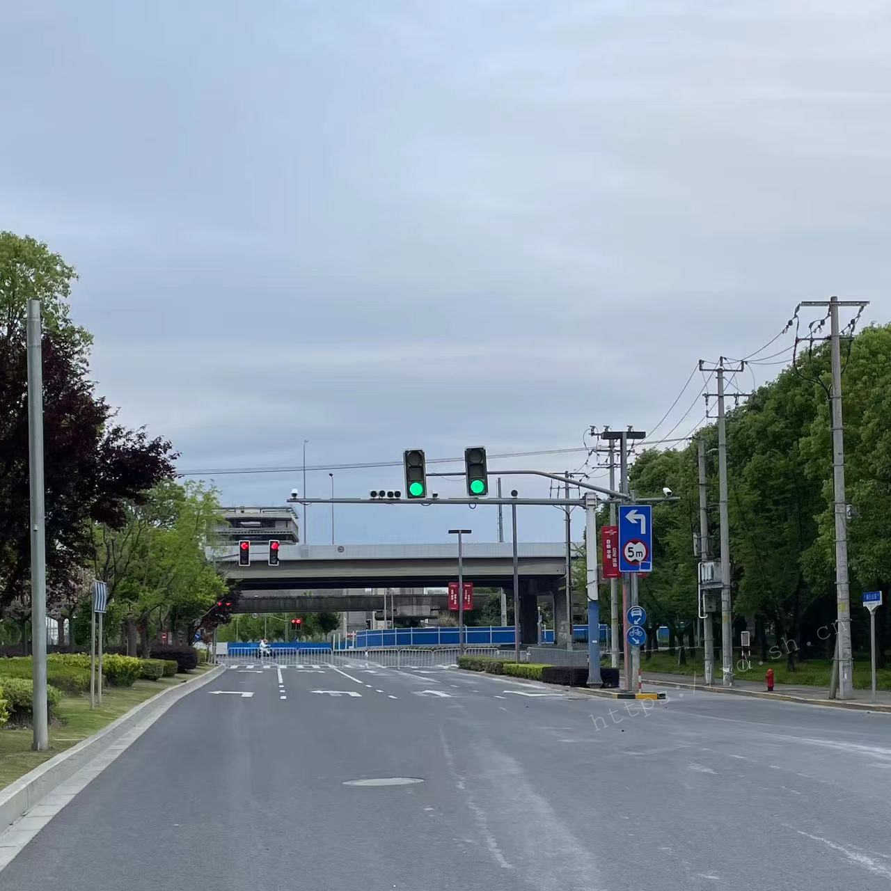 红绿灯已经在这里做了两个月的无用功了😂 2022.5.23 ©xd.sh.cn