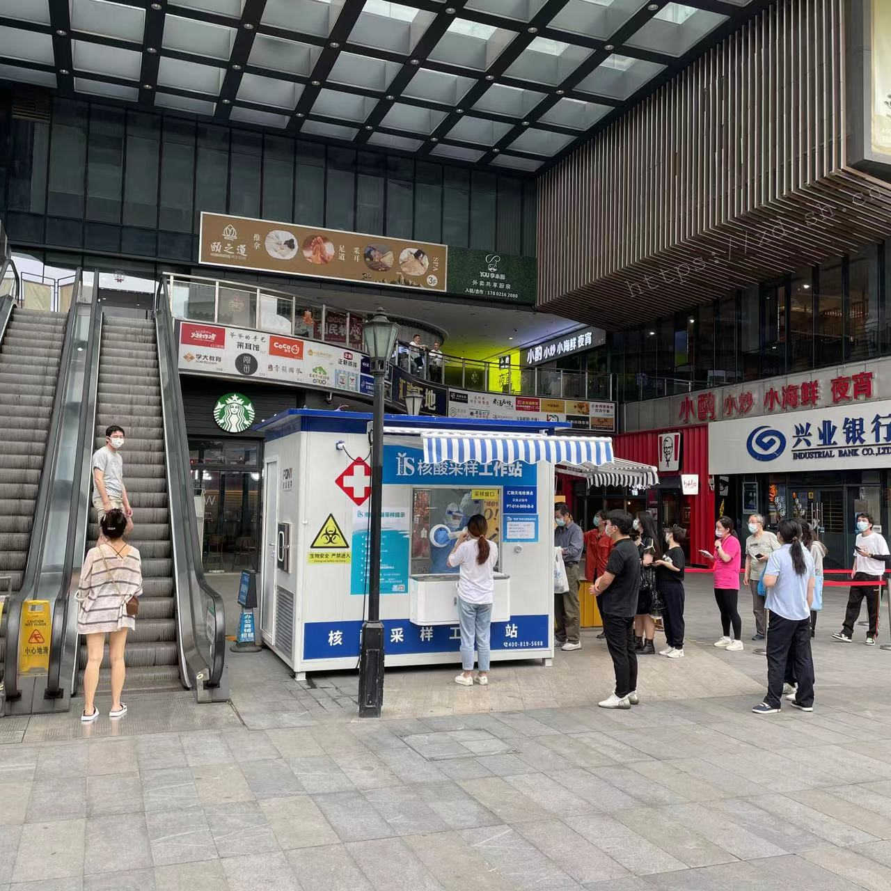 历史上的最伟大发明之一在2022年诞生,“核酸采样工作站”解决了几千万人口的出行难问题。 2022.6.1 ©xd.sh.cn