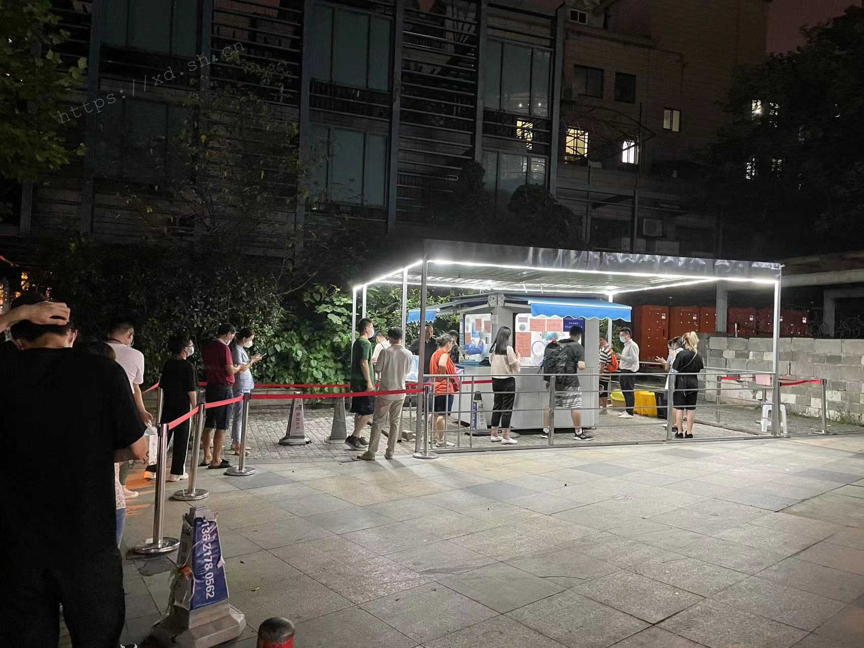 为了更好地解决几千万人的出行难问题,特地加开24小时核酸采样点。2022.7.21 ©xd.sh.cn